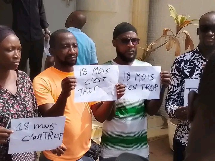 MedSesayMS's tweet photo. C'est le scénario de ce matin. Les journalistes de Cis Médias ont effectivement répondu à une manifestation devant le média pour réclamer le payement de leurs salaires. Selon eux, ils sont à 18 mois sans salaires. Ils demandent à ce qu'ils soient rétablis dans leurs droits. 🥺. https://t.co/oBIdo51QRR