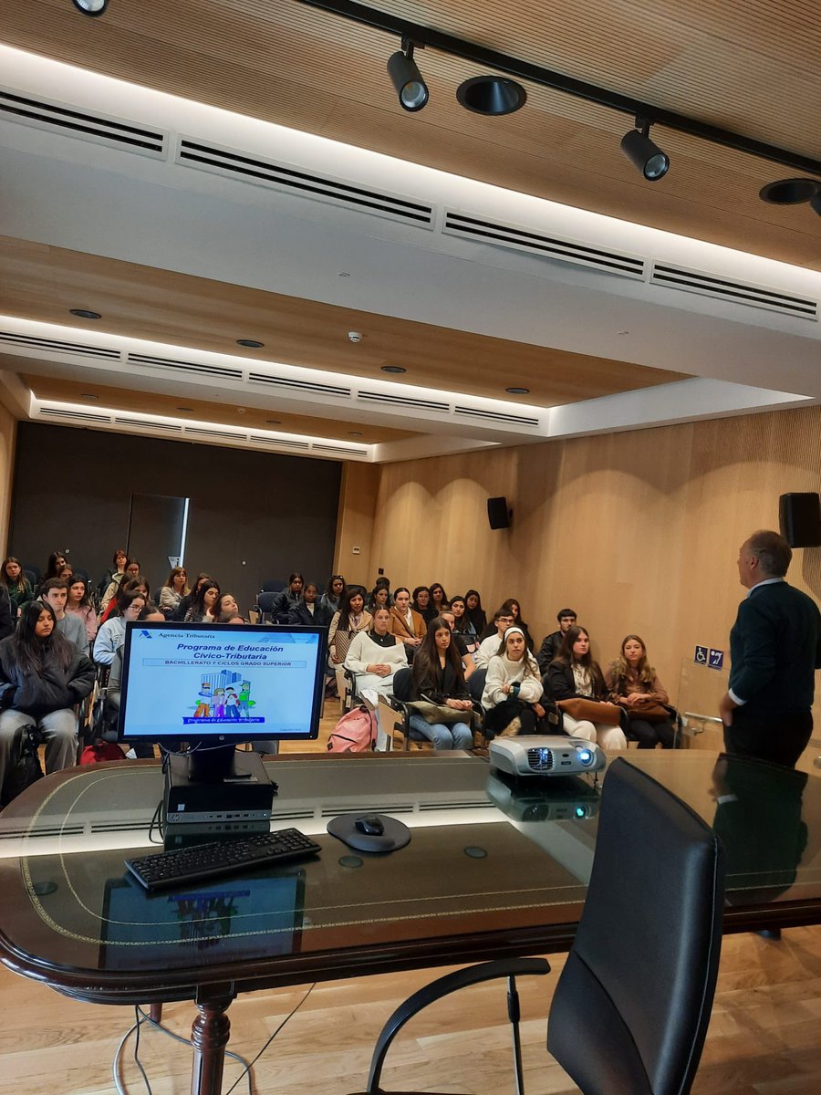 albaydar's tweet image. 1° de Asistencia a la Dirección y 1° de Administración y Finanzas A han visitado la Agencia Estatal de Administracion Tributaria ¡Muchas gracias por tan interesante clase! #formacion #formacioncomplementaria #ods4 #orientacionprofesional