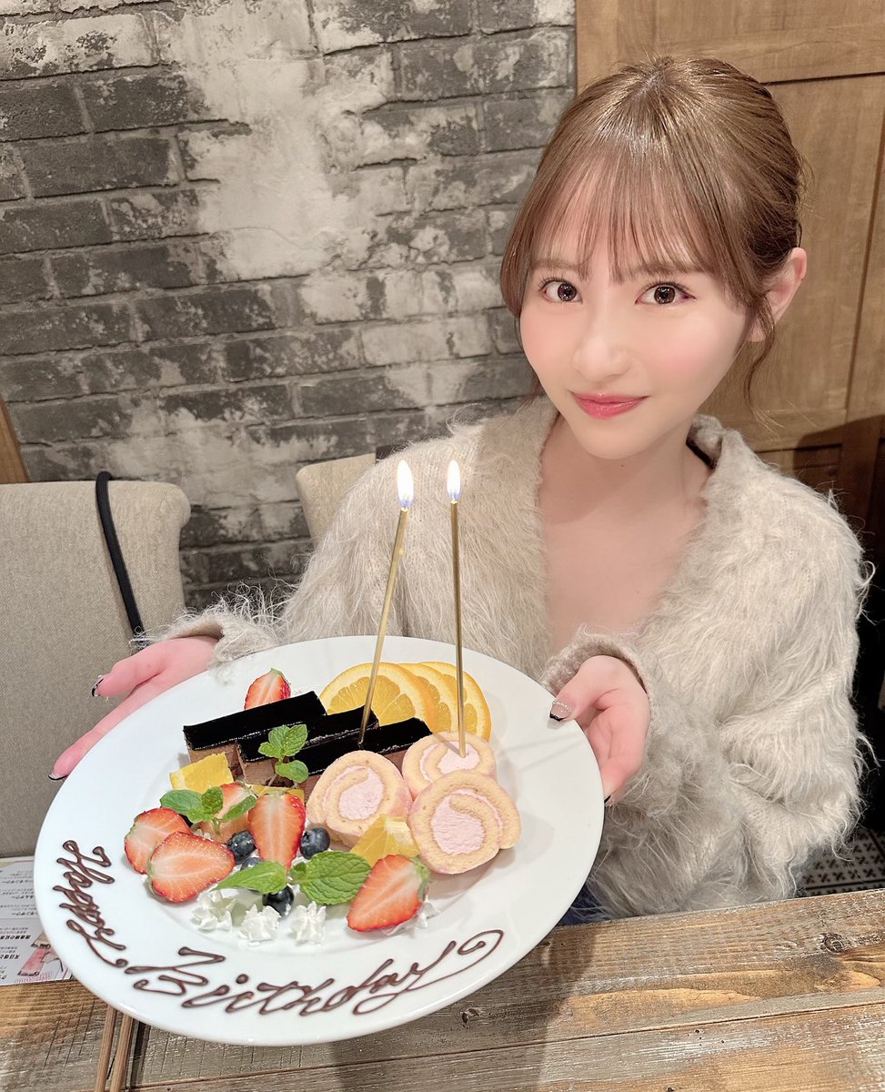 事務所のスタッフさんとムーディーズのプロデューサーさんたちに誕生日のお祝いをしてもらいました₍ᐢ• ‧̫ •̥ᐢ₎ ♡♡

今年も祝ってもらえて幸せです💓 https://t.co/A6K1BnwiO2