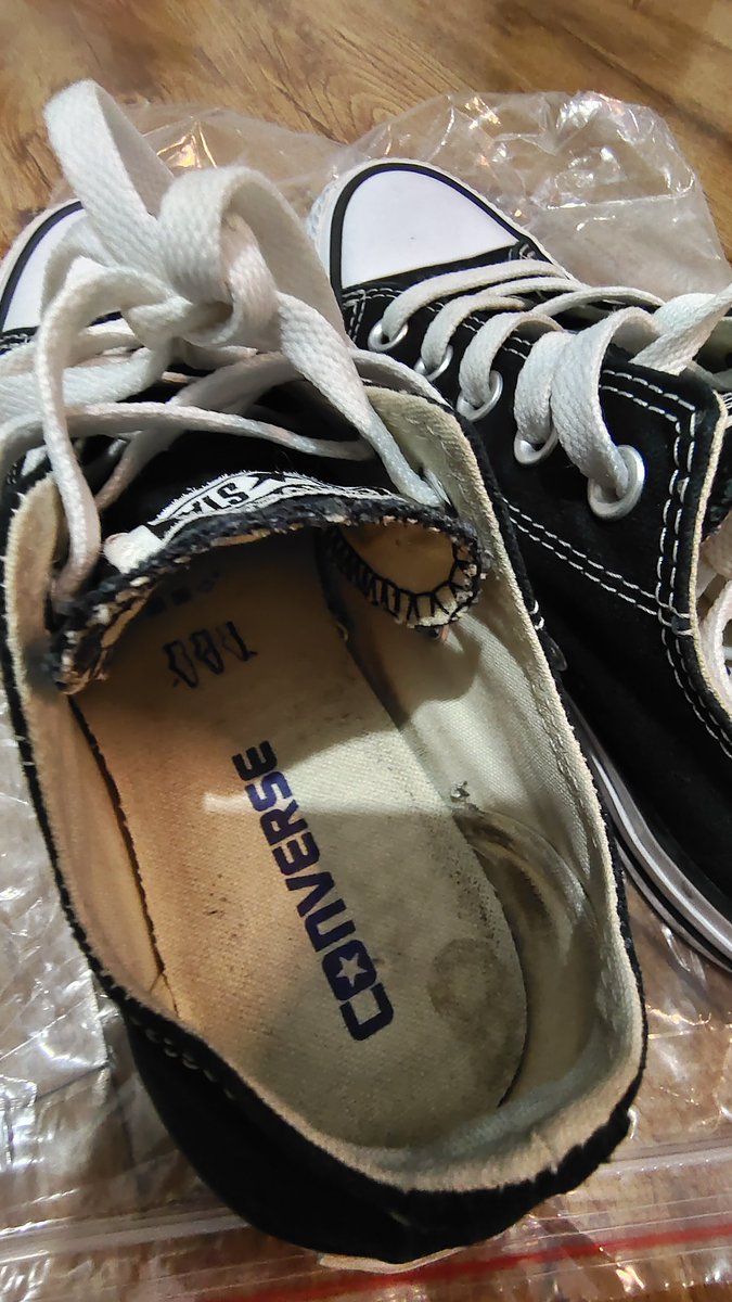 ConverseShooter's tweet photo. #匡威 #帆布鞋 #converse 
正正正，太正了！36码，最棒的尺寸！加上黑色低帮经典款式，足够让我痴迷。更不用说这恰到好处的鞋头版型，不是fake的那种大圆头，也不是某些代工厂变种的尖头造型，而是带有一定圆润弧度的边角，就如同灵魂有了精灵的实体，此即为“完美”。完美的深处则从鞋垫映射出的堕落。 https://t.co/lSL3W3gdcJ