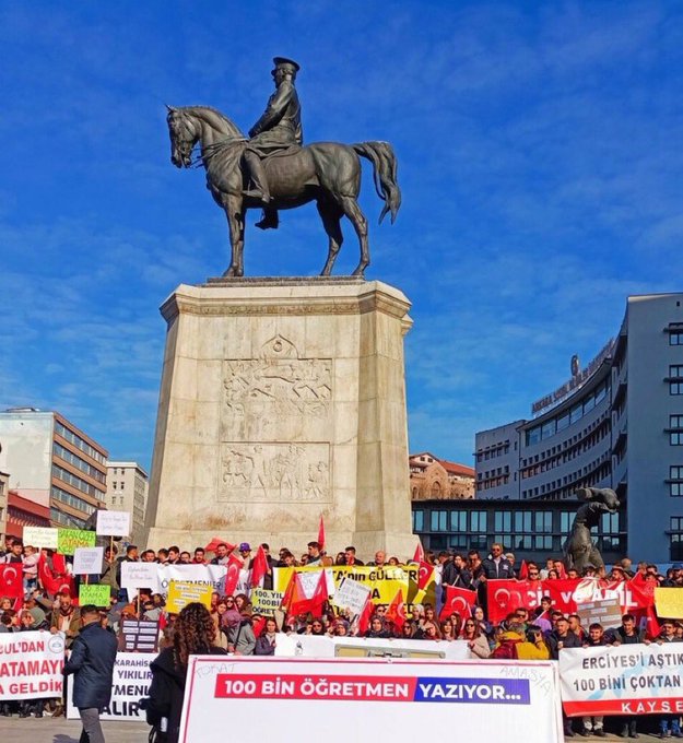 Öğretmenler atama talebi için Ulus'ta toplandı. Talepleri, artık zaman kaybetmeden mülakatsız öğretmen atama takvimi ve kontenjanlarının açıklanması. #UlustaÖğretmeneAtama