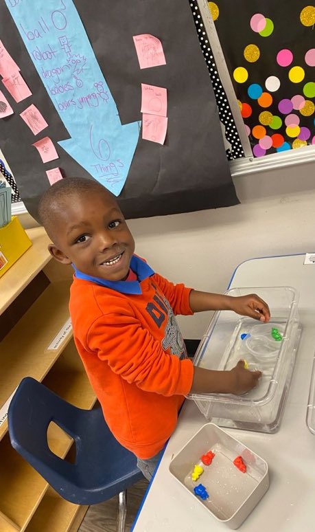 Who said centers have to be expensive to be fun & engaging!? Christmas tree bin as a 🛶 & Sargento Snack Break containers as boats for frogs! Water transportation is so fun!!🤩 #WeAreWorldClass @ForestLnAcademy #Prek3 #RISD