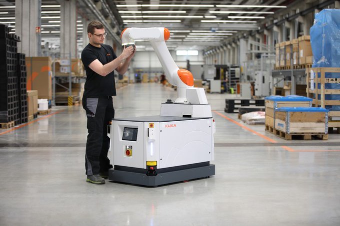 The KMR iisy- Autonomous, flexible and with an eye on all obstacles. Due to its differential drive, this mobile cobot can move freely in a straight line, turn and rotate around its own axis, making it suitable for many applications in production and logistics ✅