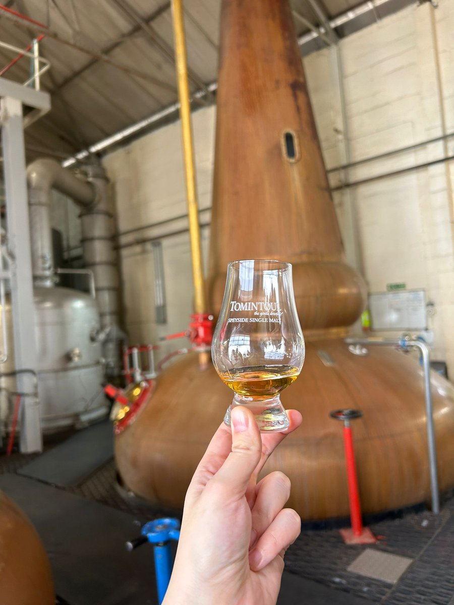 Our team recently organised an overnight press trip for journalists and influencers to the @TomintoulWhisky distillery in the heart of the Cairngorms. ⛰️ From barrel to bottle, our guests experienced the magic of #ScotchWhisky firsthand. 👏 #presstrip #prscotland