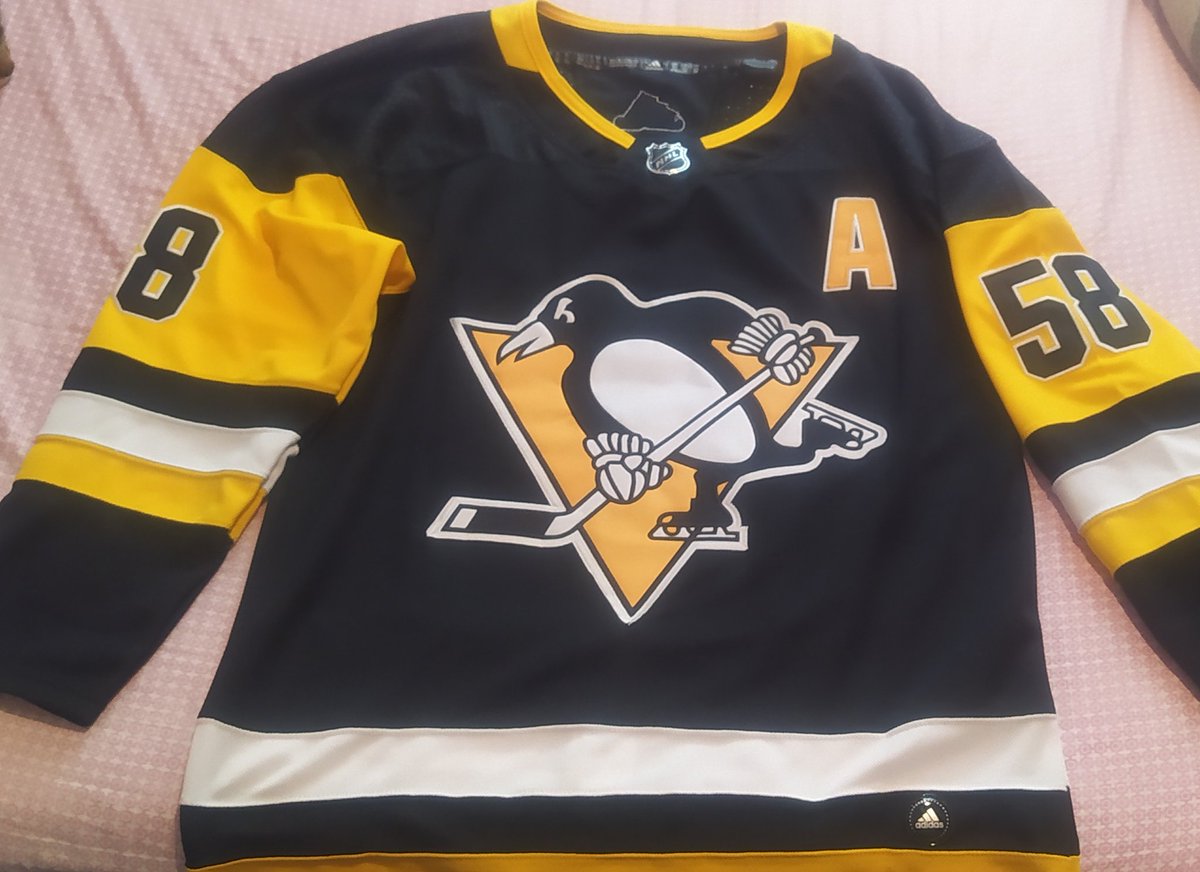 1903ATMOrgullo's tweet photo. Me acaba de llegar a casa, camisetaza perfecta como siempre muchas gracias! 🏒⛸️ @Ctinfo_17 https://t.co/gpoeRM8gg5
