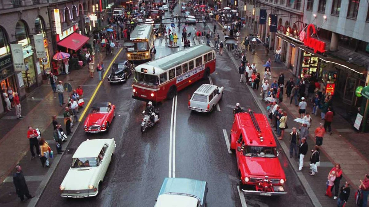 En Suecia se conducía por el otro lado de la carretera hasta el 3 de septiembre de 1967. 

Ese día, justo a las 5AM, se cambió el sentido de circulación, A LA VEZ Y EN TODO EL PAÍS. Fue el experimento urbano más BRUTAL de la historia.

En #LaBrasaTorrijos redux, Dagen H.
🧵⤵️