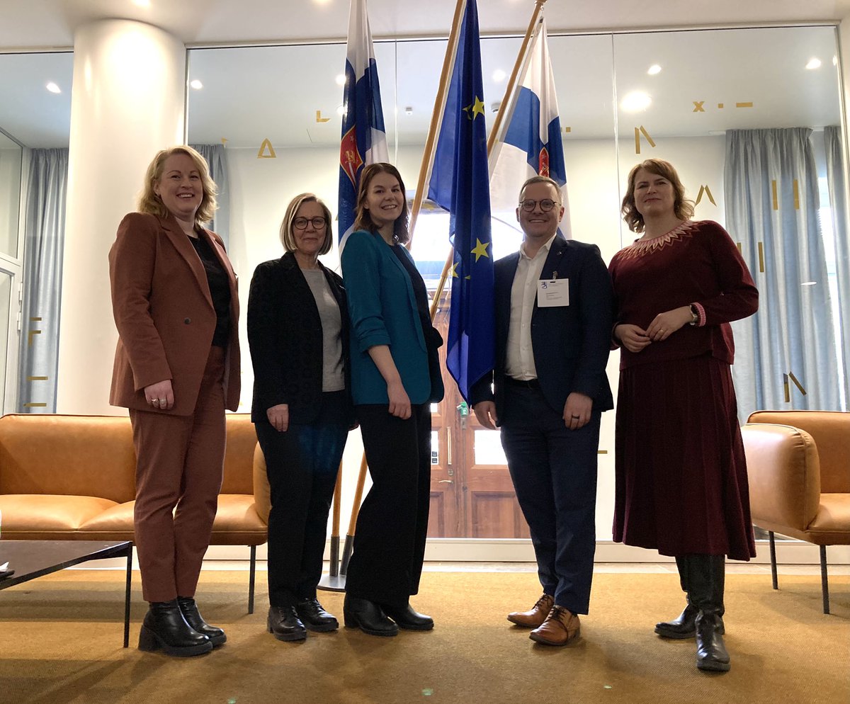 C3-kaupungit tänään työ- ja elinkeinoministeriössä ministeri Ikosen vieraana. Mukana myös hieno laaja joukko muiden ministeriöiden väkeä. Miltä tulevaisuuden yhteistyö näyttää? Innostavalta ainakin! ✨
#Jyväskylä #Kuopio #Lahti #kasvu #kilpailukyky #yhteistyö #elinvoimakumppanuus