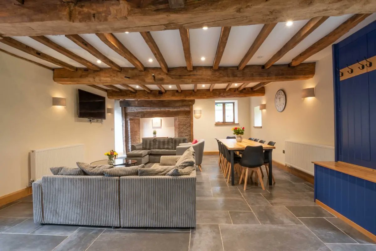 QUIRKY DOG-FRIENDLY STAY — This beautiful old Hophouse in Herefordshire has been beautifully re-invented as an amazing holiday barn. The property sleeps and dines 10 guests across 5 fantastic quality bedrooms: groupaccommodation.com/properties/hop… #journorequest