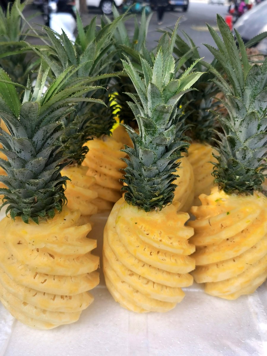 Scents of fruits fill the streets and alleys of Yulin during spring, and locals are particularly fond of the 'flavor of spring' in the freshly cropped pineapples.🍍🍍🍍