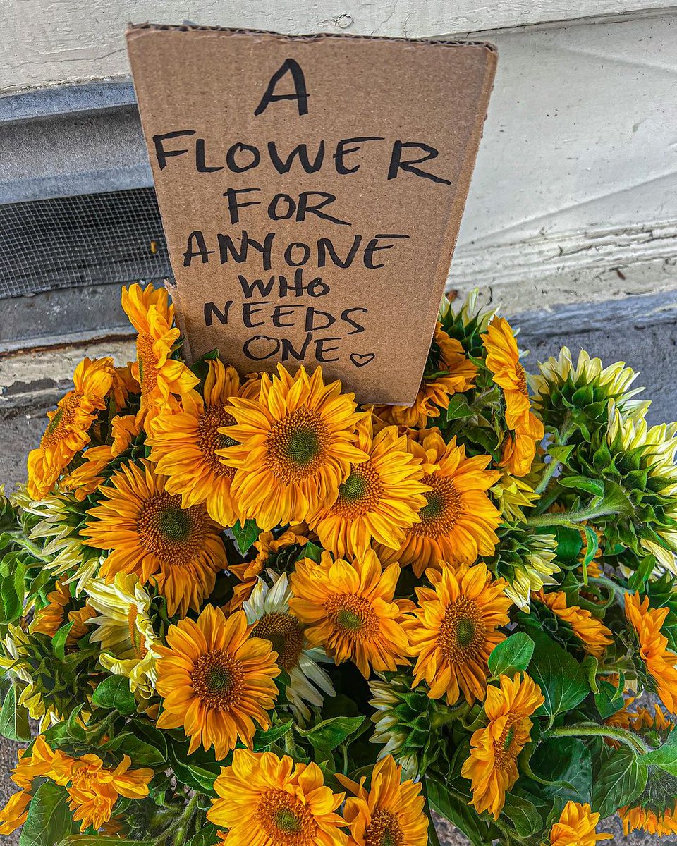 Today's inspiration comes from @twobirdsonestonefarm who left flowers outside their store for passers-by to pick up. Who would you give your free flower to? Spread a little love by tagging them in the comments below. 💕