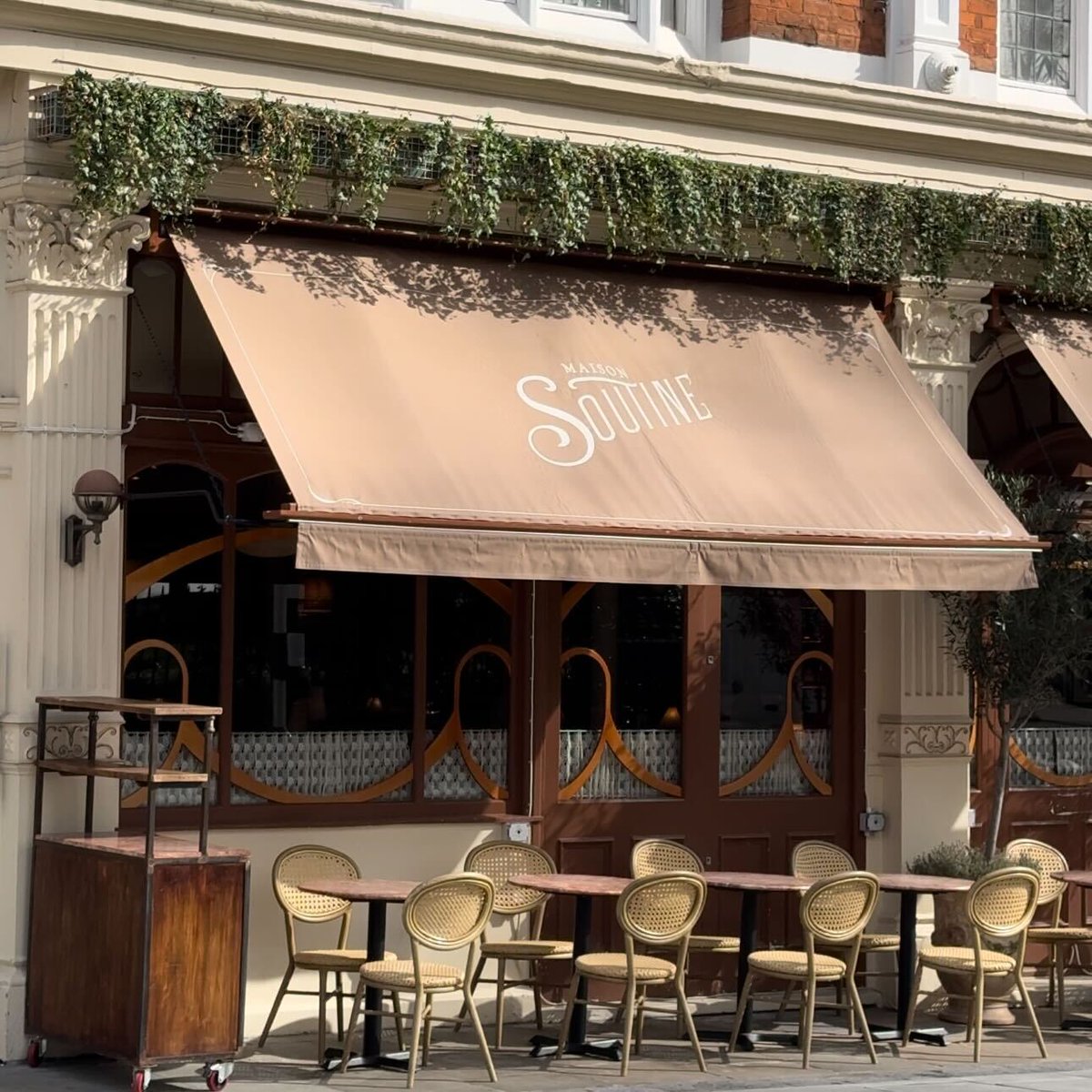 The weather is starting to warm up which only means one thing - alfresco dining at @SoutineStJohn ☀️🍽 Take a seat on their Parisian-style terrace and let the team guide you through a journey full of flavours. 🇫🇷