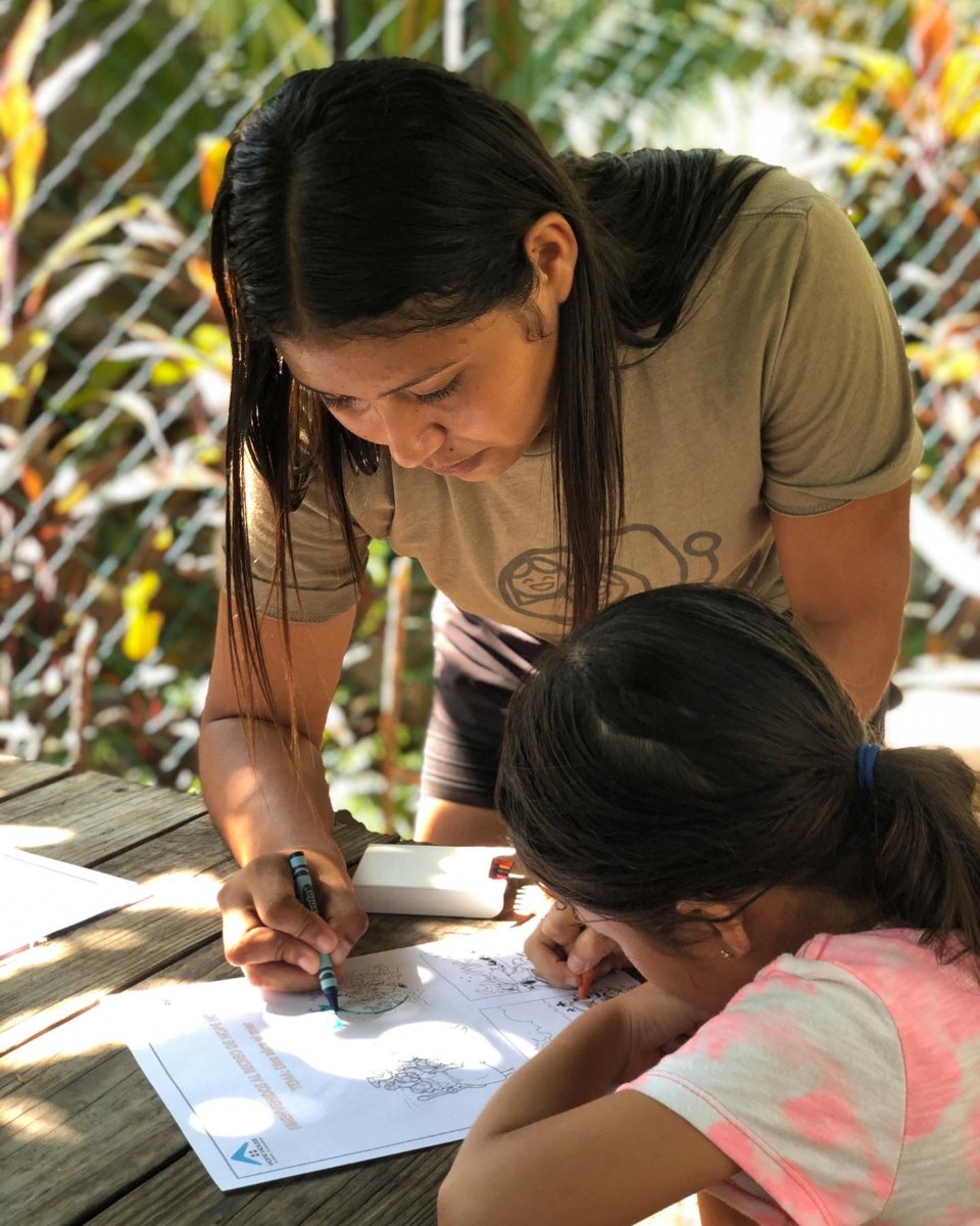 Ella es Mabel y trabaja en varias actividades en Hope House y es un claro ejemplo de superación y liderazgo en la comunidad El Zonte. Gracias por todo tu trabajo Mabel.
.
.
.
#hopehouse #elzonte #elsalvador