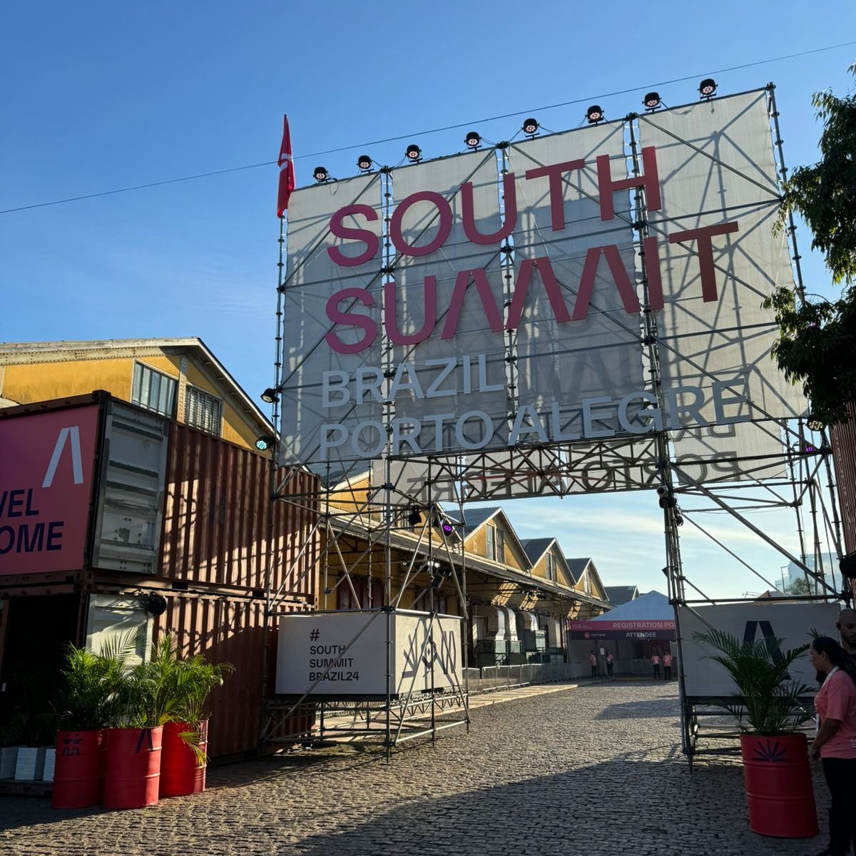 O start no #SouthSummitBrazil24 é AGORA! ✨ A primeira manhã da terceira edição do maior evento global de inovação e empreendedorismo da América Latina já começa a todo vapor, com programação em todos nossos palcos.