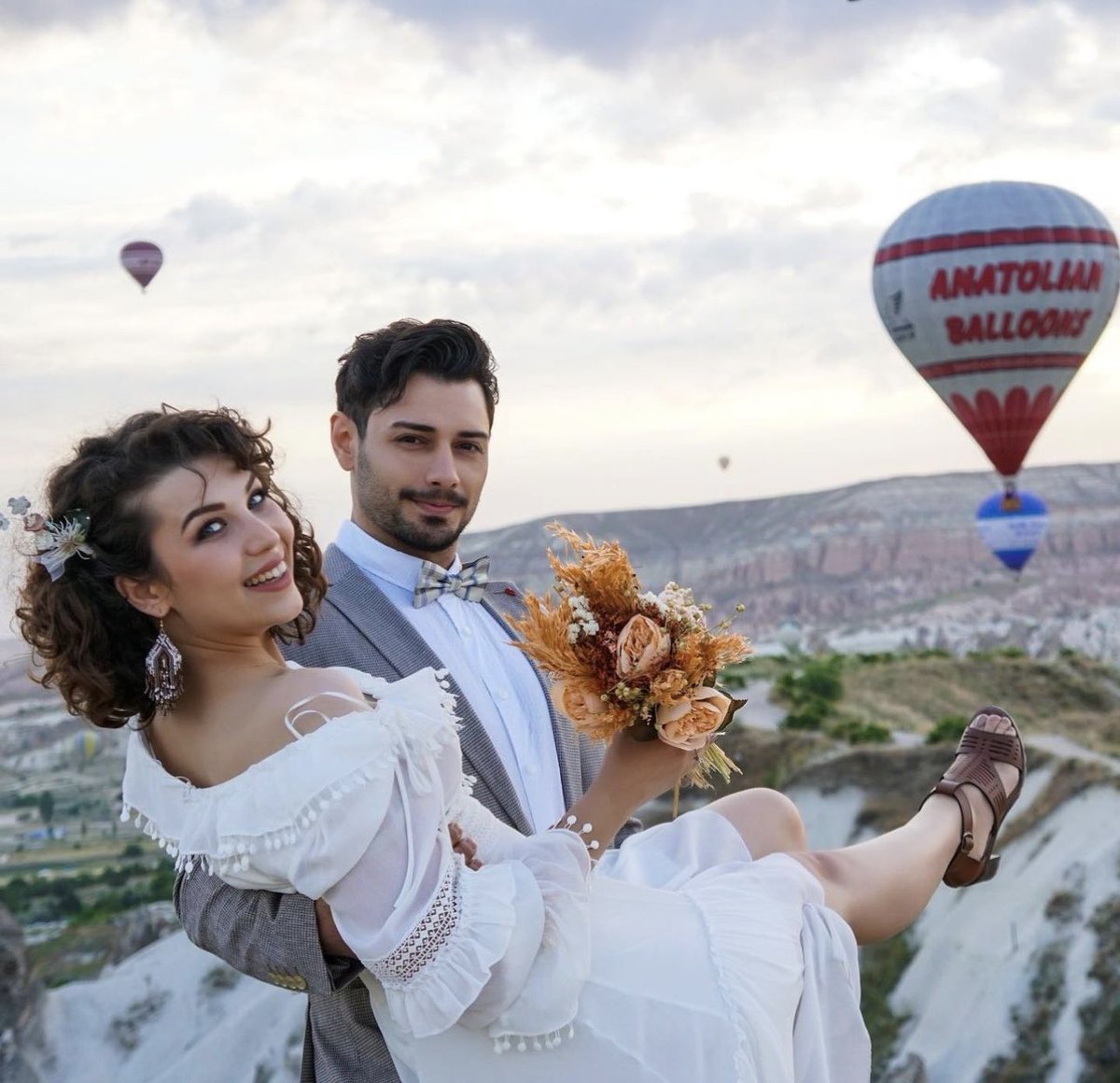 Düğün Fotoğrafçılığı İçin Ekipmanlar Neler ?

* Fotoğraf Makinesi
* Lensler
* Harici Flaş
*Tripod
* Hafıza Kartları
* Temizlik Seti
* Piller ve Şarj Cihazları
* Aydınlatma Düzenleyicileri
* Fotoğraf Makinesi Çantası
* Kablosuz Flaş Tetikleyiciler
* Tripod ve Monopodlar