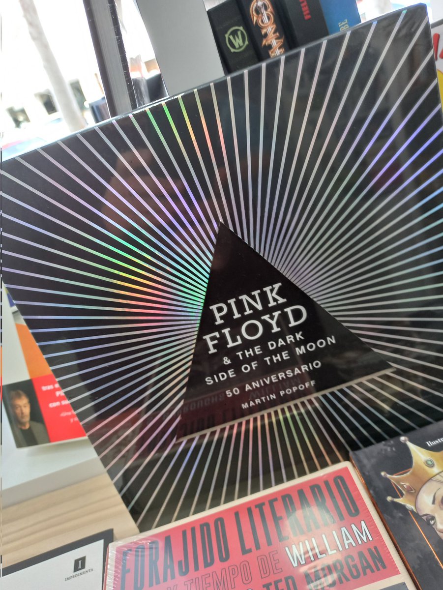 Este libro no me han dejado desenvolverlo para hacerle fotos. No se si por protegerlo o para impedir que lo babee, o ambas a la vez, que no son excluyentes. Creo que no va a durar mucho en la estantería 🥸

#argosrecomienda #pinkfloyd #darksideofthemoon #librospararegalar