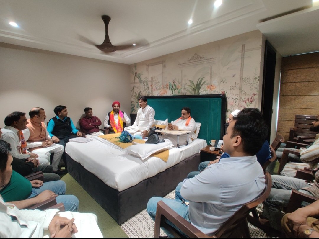 चांदनी चौक लोकसभा स्थित चांदनी चौक जिले के भाजपा अल्पसंख्यक मोर्चा के  वरिष्ठ कार्यकर्ताओं के साथ बैठक की।

इस अवसर पर मोदी सरकार के जनकल्याणकारी विकास कार्यों और योजनाओं पर संवाद हुआ।

पंक्ति के अंतिम व्यक्ति तक मोदी जी सुविधाओं का लाभ पहुंचा रहे हैं।

इसलिए जनता कह रही है