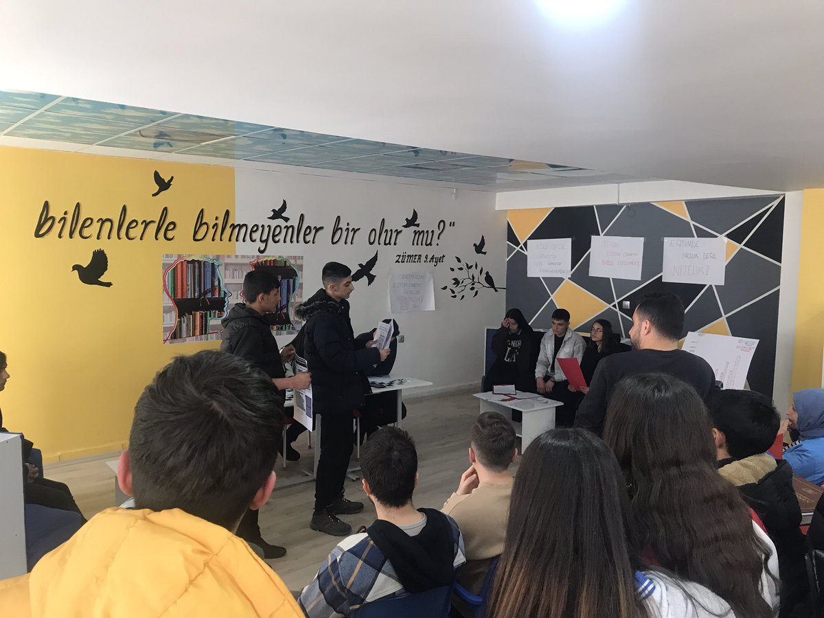 CelaliMtal's tweet photo. Okulumuzda düzenlenen sınıflar arası münazara yarışmasında finalde 10-A Elektrik bölümünü eleyerek şampiyon olan 11-A Elektrik bölümü öğrencilerini tebrik ederiz. Ayrıca emeği geçen bütün öğretmenlerimize de teşekkür ederiz. @dogubayazitmem @sendavut4848 https://t.co/kDV5hUIWNU