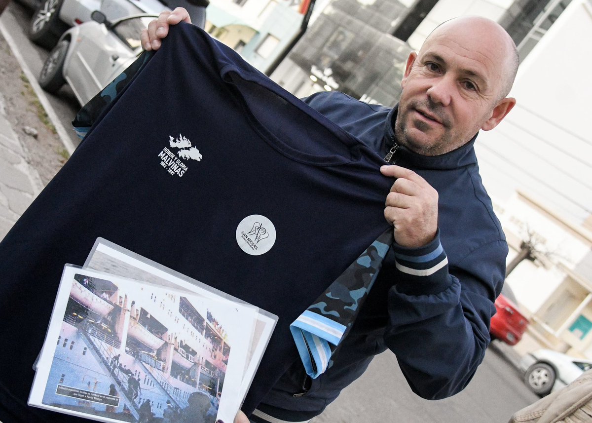 Gus_Sastre's tweet photo. Este fin de semana recibimos a Ricardo “Palito” Aleksiejoner, combatiente en la Guerra de Malvinas que volvió a nuestra ciudad después de más de 40 años y nos contactó para entregarnos un hermoso presente y para agradecernos en nombre nuestro a todos los vecinos de #PuertoMadryn, recordando que la última vez que estuvo aquí fue cuando arribó el buque Canberra luego del conflicto bélico, donde los madrynenses los recibieron con los brazos abiertos y reconociéndolos como los héroes que son.