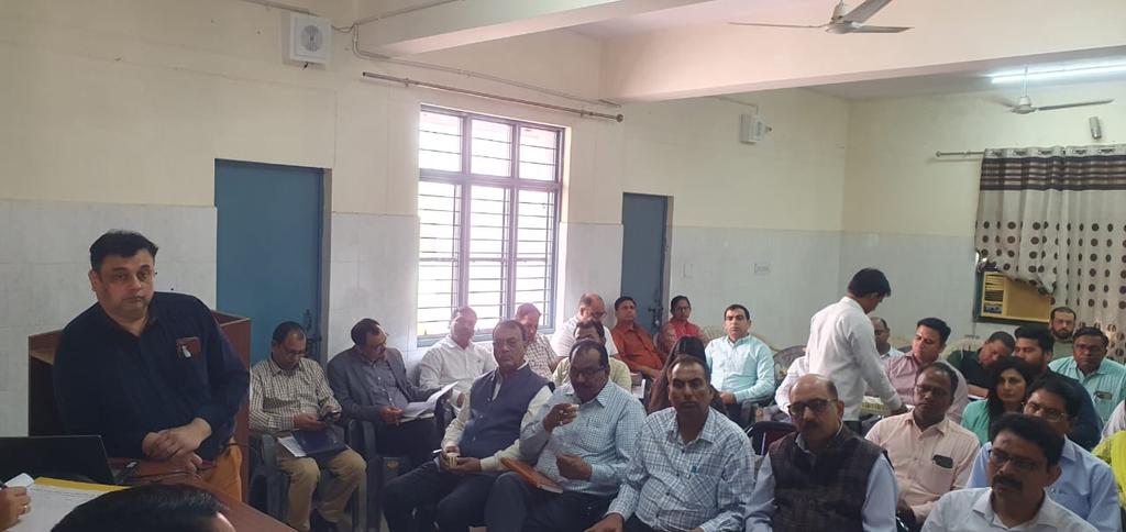 ManojShukul's tweet image. Divisional Financial Review meeting #Meerut chaired by AD Health &amp;amp; FW, participated by  #CMOs #ACMOs &amp;amp; other #NHM officials of divisional districts.
After rigorous review instruction to expidite expendutre issued. @nhm_up @Sen2Partha