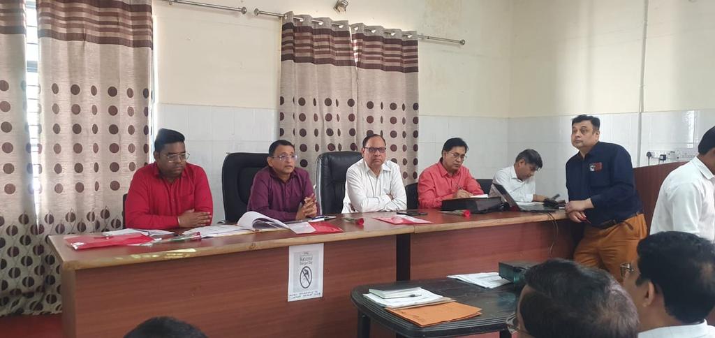 ManojShukul's tweet image. Divisional Financial Review meeting #Meerut chaired by AD Health &amp;amp; FW, participated by  #CMOs #ACMOs &amp;amp; other #NHM officials of divisional districts.
After rigorous review instruction to expidite expendutre issued. @nhm_up @Sen2Partha