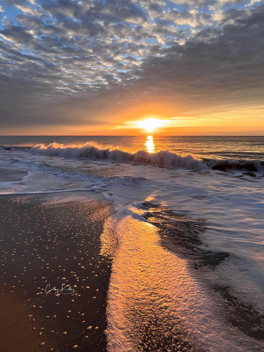 Go with the glow 🧡☮️🏖️ Have a great Wednesday 🌅 #sunrise #waves #beachvibes #scbeaches #scwx @jamiearnoldWMBF @EdPiotrowski @AndrewWMBF @liamswx @_ChristianWilli @admired_art