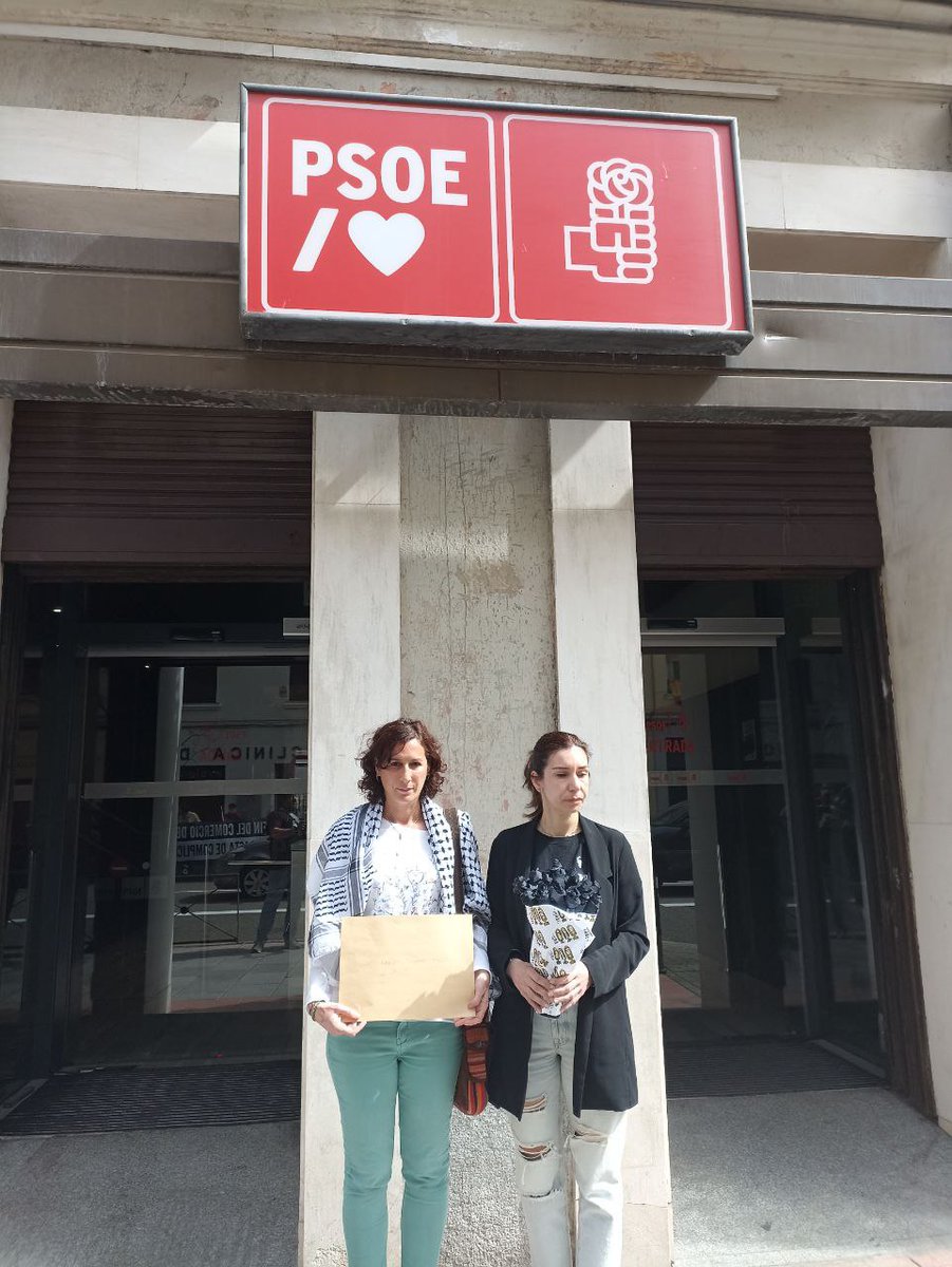 Hoy hemos entregado un ramo de rosas negras y una carta en la sede Gral. del PSOE #Madrid <a href="/PSOE/">PSOE</a> dirigida a su Secretario Gral <a href="/sanchezcastejon/">Pedro Sánchez</a>. Una acción conjunta con otras ciudades como Barcelona, Valladolid, Sevilla o Las Palmas.
#StopArmasConIsrael
#RosasNoArmas
#HazQuePase