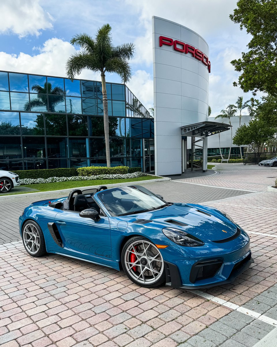 Wednesdays mornings are for brand new Porsches. This one? The new Spyder RS. Big motor, no top, all the fun! Let’s start