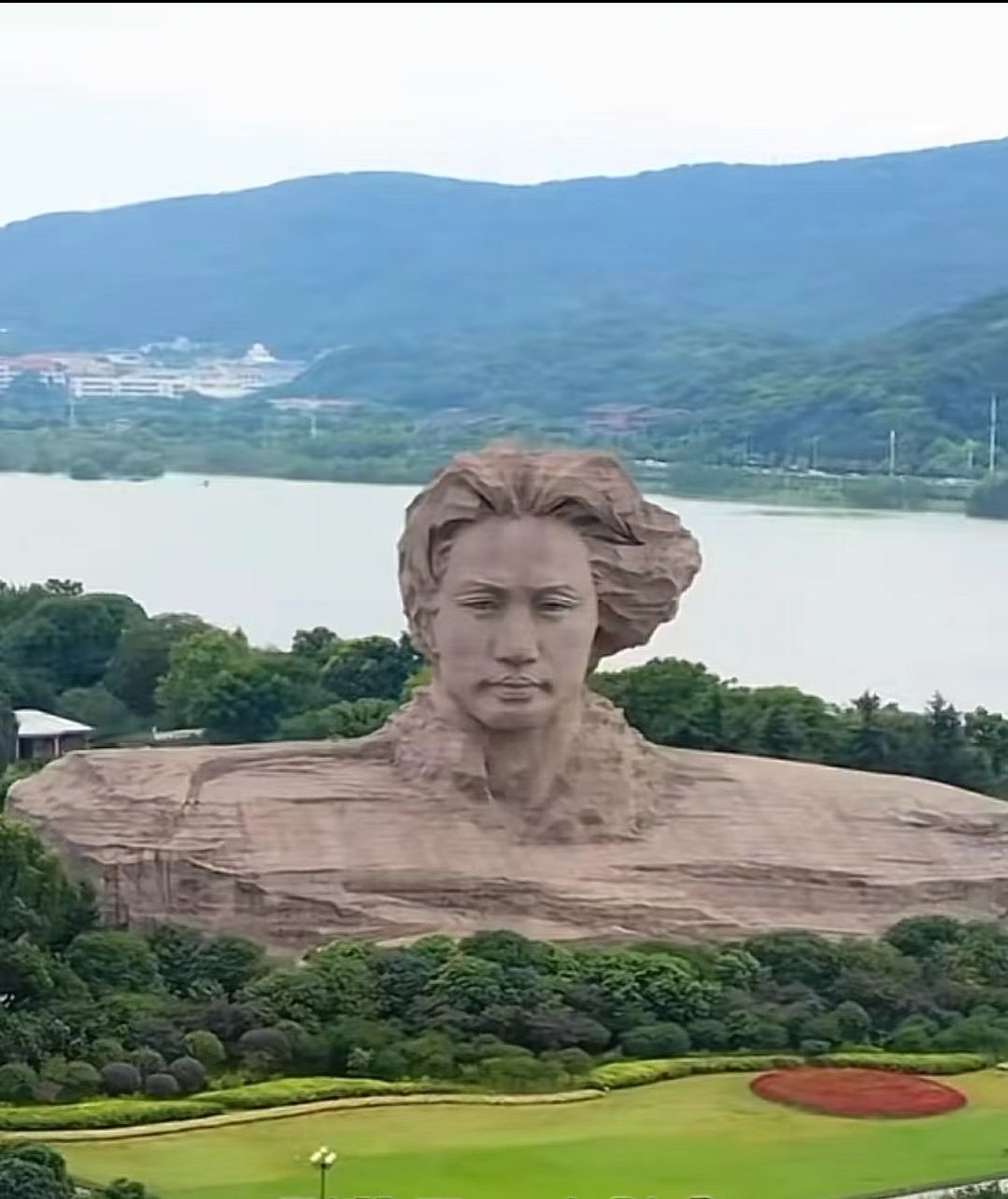 一代伟人毛泽东在这里看万山红遍、层林尽染，看滚滚湘江水，看中华民族伟大复兴！
        殖畜们，将来的中国你们一定高攀不起！