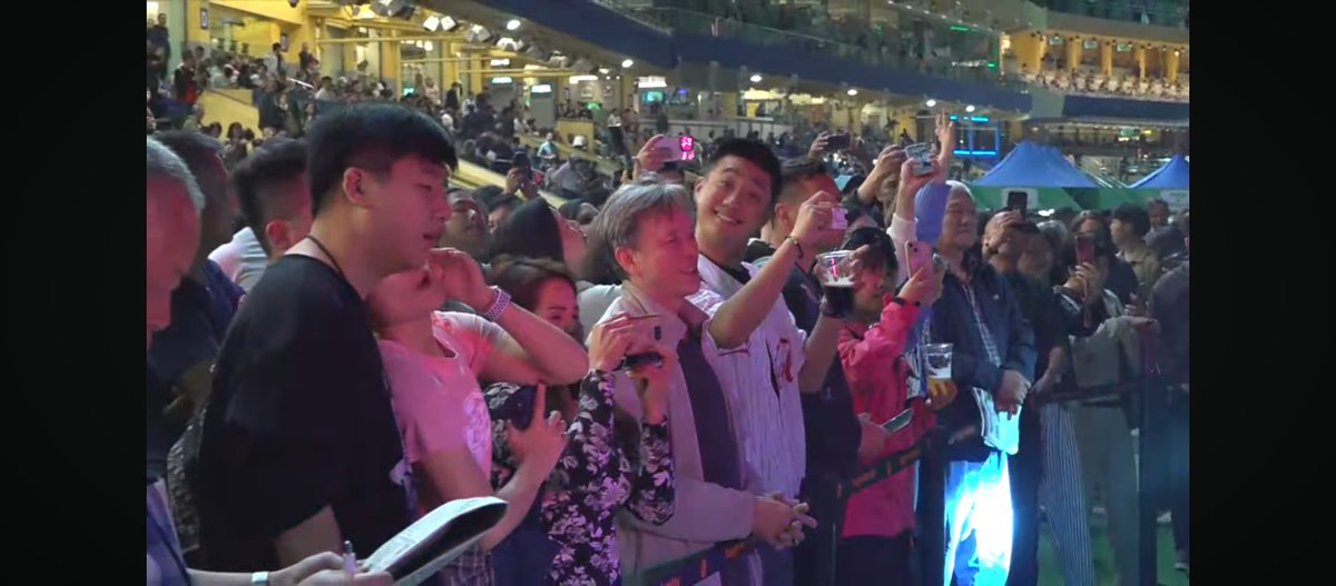 Mizinko_J062's tweet image. 日本だと絶対に見れないであろう光景
これ、開催日の競馬場なんだぜ？

コースのすぐ横でアーティストがライブ

#HKJC
#HKracing
#香港競馬