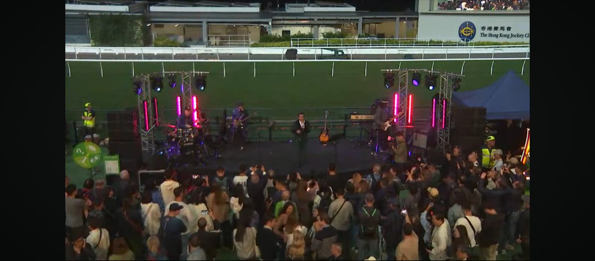 Mizinko_J062's tweet image. 日本だと絶対に見れないであろう光景
これ、開催日の競馬場なんだぜ？

コースのすぐ横でアーティストがライブ

#HKJC
#HKracing
#香港競馬