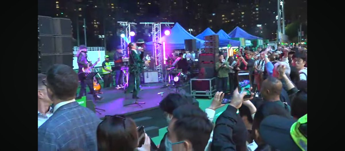 Mizinko_J062's tweet image. 日本だと絶対に見れないであろう光景
これ、開催日の競馬場なんだぜ？

コースのすぐ横でアーティストがライブ

#HKJC
#HKracing
#香港競馬