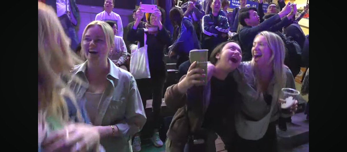 Mizinko_J062's tweet image. 日本だと絶対に見れないであろう光景
これ、開催日の競馬場なんだぜ？

コースのすぐ横でアーティストがライブ

#HKJC
#HKracing
#香港競馬