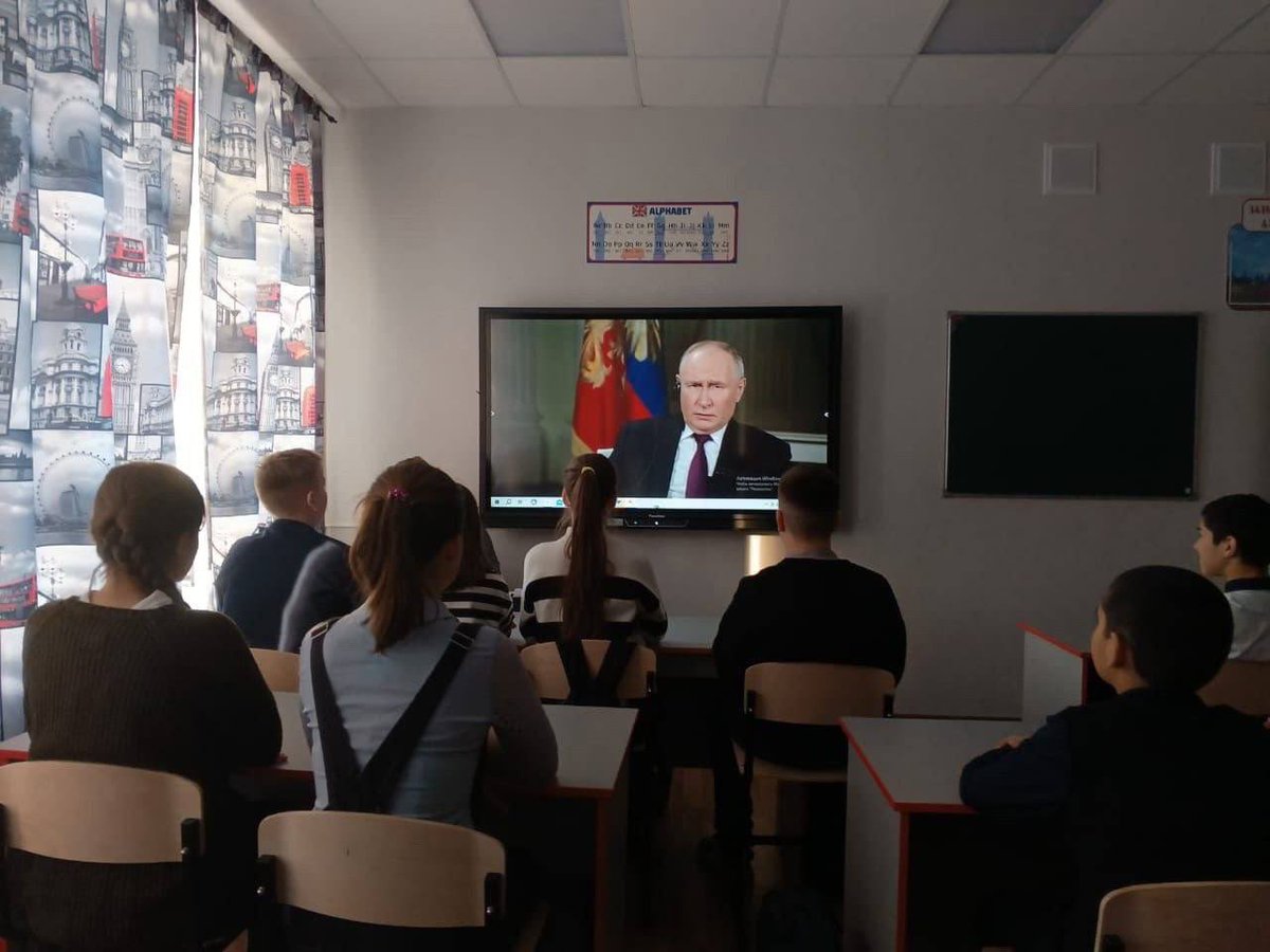 This is how russia continues to brainwash their kids. In Murmansk, schools have started to hold lessons about Ukraine and war based on Putin's interview with Carlson. First, students watch fragments of Putin's interview, and then answer questions.