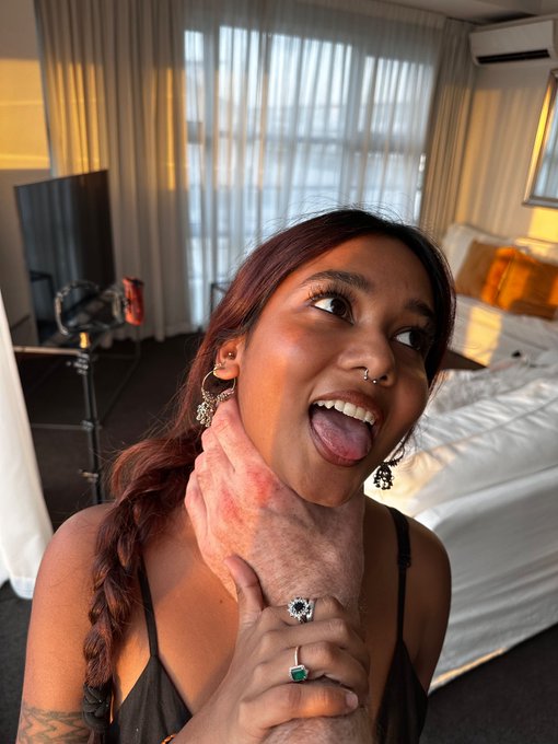 @girthmasterr your hands bigger than my face #petite #indian #indian https://t.co/xH09Yo4U86<a class="tags" href="/tag/girthmasterr">@girthmasterr</a><a href="/tag/petite"class="tags">#petite</a><a href="/tag/indian"class="tags"><span>#indian</span></a>