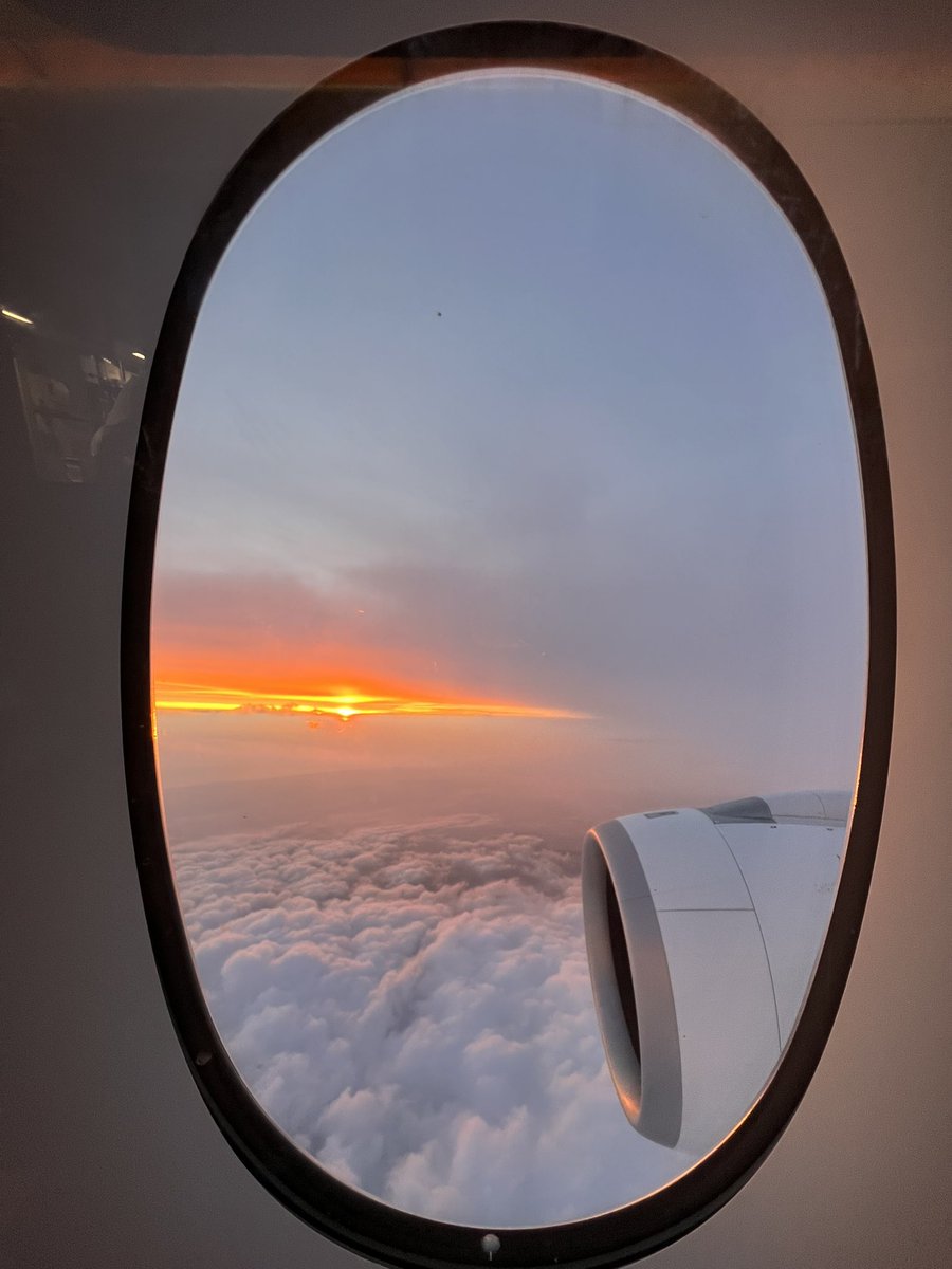 danidog's tweet photo. Llegar a #Lima bordeando la costa del Pacífico es un espectáculo. Menudo regalazo en la aproximación a #LIM en este magnífico #atardecer q nos brinda la capital de #Perú con una puesta de sol tan increíble desde la ventana d #A350 @Iberia #SolRojo
Aquí te vengo #LIMA 🍋🟩 💥☀️ https://t.co/V5KL4O9Q9m
