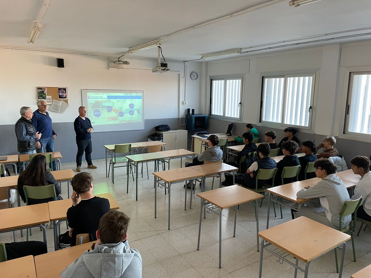 ins_alt's tweet photo. Dins del programa d'orientació de 4t d'ESO, organitzem sortides i xerrades perquè els alumnes coneguin l'oferta educativa de la zona. Dimecres passat va venir l'Associació Empresarial d'Instal·ladors de l'Alt Penedès a fer un xerrada al centre. #orientació #insalt #4tESO https://t.co/sYNqkp5cLj