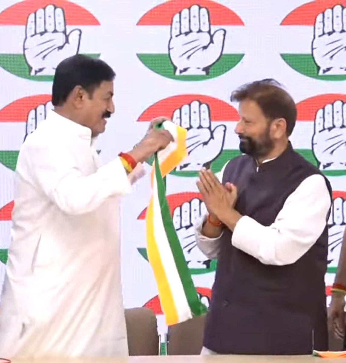 Big 🔥 🔥 

2 Time MP Lal Singh Chaudhary merges his Dogra Swabhimaan Sangathan Party into Congress Party in Congress Headquarters

He is likely to contest Loksabha elections from Udhampur.