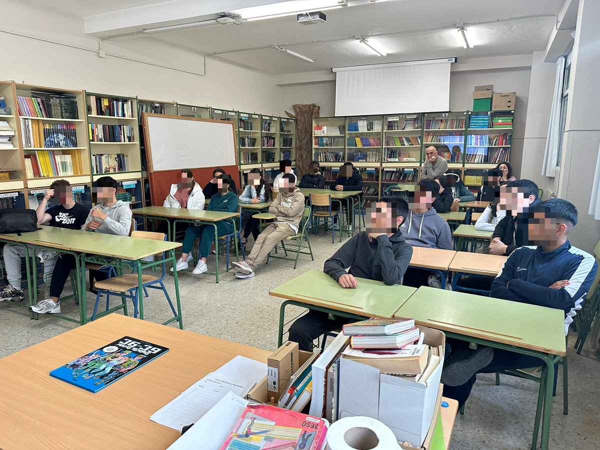 STARSdipgra's tweet photo. Taller sobre calidad del aire en IES Alhendín al que asistieron alumnos de 1° de bachillerato. Fue un taller muy interesante con el objetivo de concienciar al alumnado. Agradecemos la colaboración a Benjamín, técnico de la @dipgra 
Seguimos avanzando en el programa!! 💫🚲 https://t.co/aarX4Sa0lt