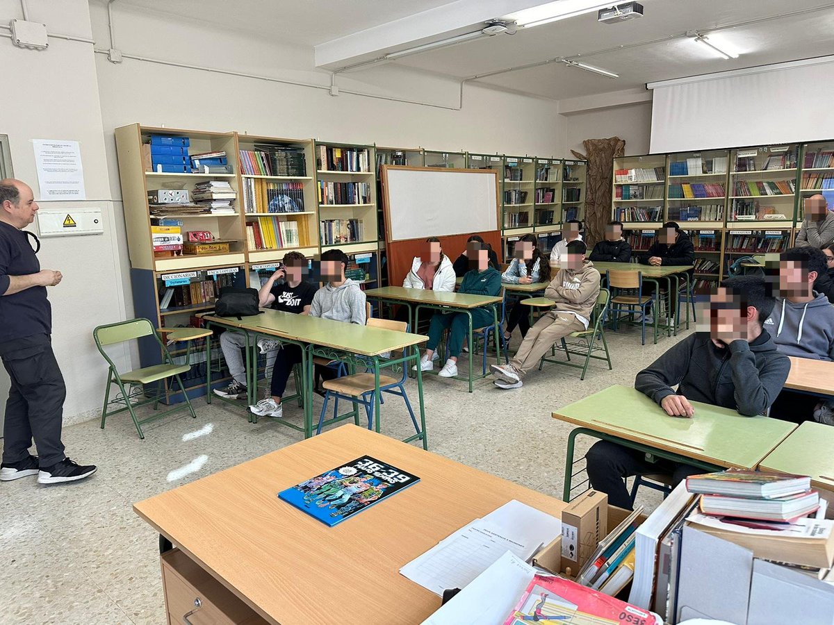STARSdipgra's tweet photo. Taller sobre calidad del aire en IES Alhendín al que asistieron alumnos de 1° de bachillerato. Fue un taller muy interesante con el objetivo de concienciar al alumnado. Agradecemos la colaboración a Benjamín, técnico de la @dipgra 
Seguimos avanzando en el programa!! 💫🚲 https://t.co/aarX4Sa0lt