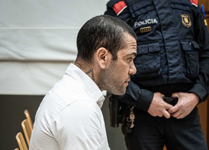 MandyNews_'s tweet photo. Dani Alves has posted a €1 million bail and will be temporarily released.

Summary:

Daniel Alves granted provisional freedom
Conditions include:Prohibition on leaving Spain
Confiscation of passports
Weekly visits to court
No contact with the victim https://t.co/wUREXB6mPm