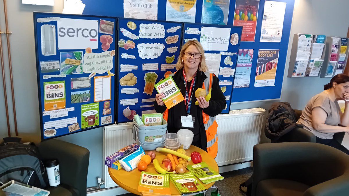 Our @SercoGroup @SandwellCouncil recycling advisors are at Dorothy Parkes Community Centre in #Smethwick today until 3pm for @LFHW_UK #FoodWasteActionWeek, providing residents with food waste saving advice & #ChoseWhatYoullUse tips 🍌🍎🥔🥕
