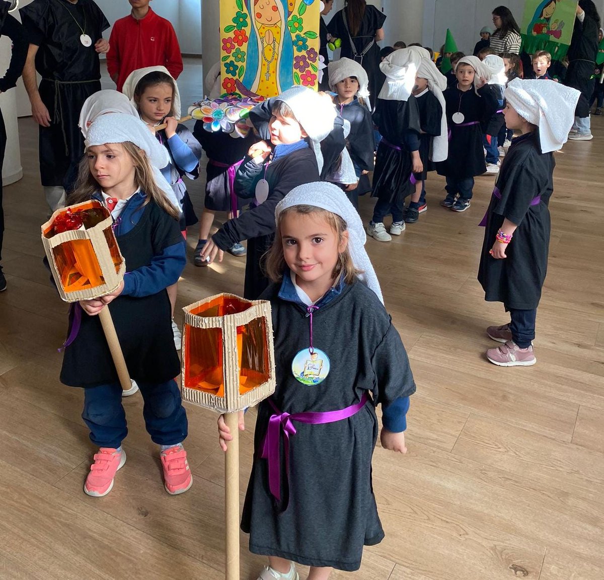 colegiospinolam's tweet photo. 🎺🎺🥁🥁¡Suenan trompetas y tambores! ¡Veo capirotes! ¿¿Qué está pasando??
Hoy alumnos, profesores y familias de #infantil se han unido para la celebración de la procesión Spínola de 
 #SemanaSanta. Todo un evento en el que disfrutar juntos en torno a la fe.
#TeSigoLlamando https://t.co/ZSB3hxamtA
