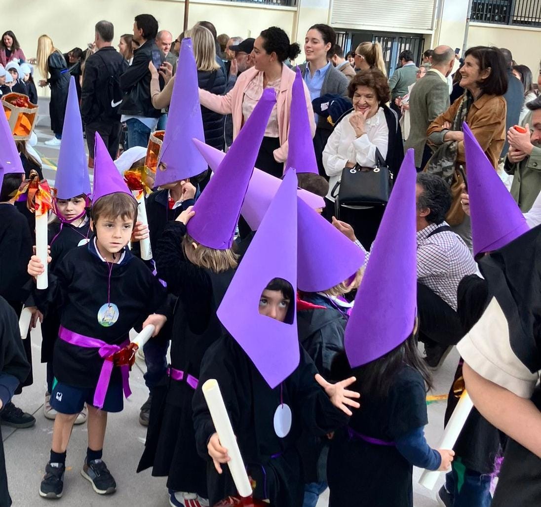 colegiospinolam's tweet photo. 🎺🎺🥁🥁¡Suenan trompetas y tambores! ¡Veo capirotes! ¿¿Qué está pasando??
Hoy alumnos, profesores y familias de #infantil se han unido para la celebración de la procesión Spínola de 
 #SemanaSanta. Todo un evento en el que disfrutar juntos en torno a la fe.
#TeSigoLlamando https://t.co/ZSB3hxamtA