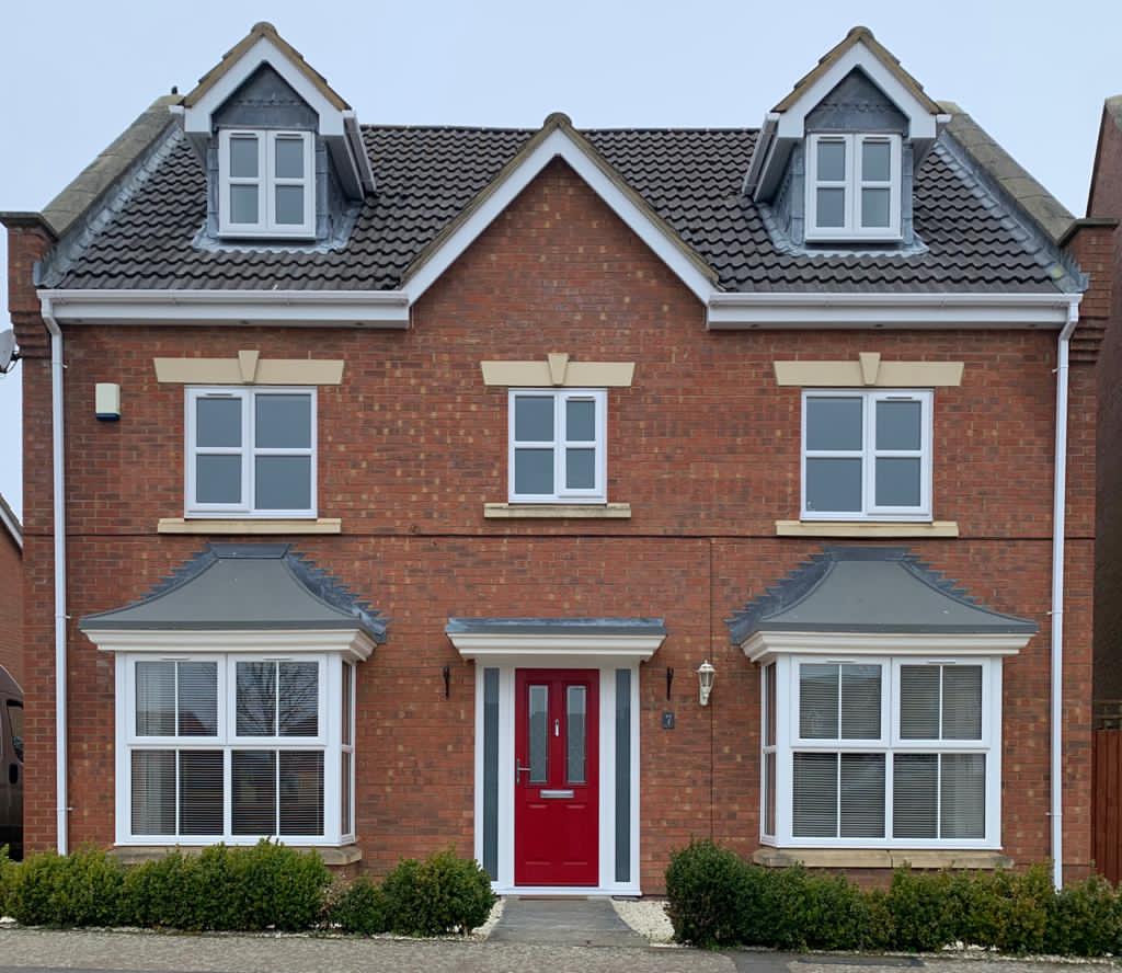 thewindowshop1's tweet photo. House full of windows and doors fitted in Rushden this week. Solidor’s Ludlow twin glazed in Red with Diamond glass and a contemporary knocker. https://t.co/PtEahyff29