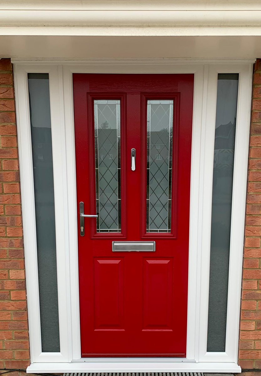 thewindowshop1's tweet photo. House full of windows and doors fitted in Rushden this week. Solidor’s Ludlow twin glazed in Red with Diamond glass and a contemporary knocker. https://t.co/PtEahyff29