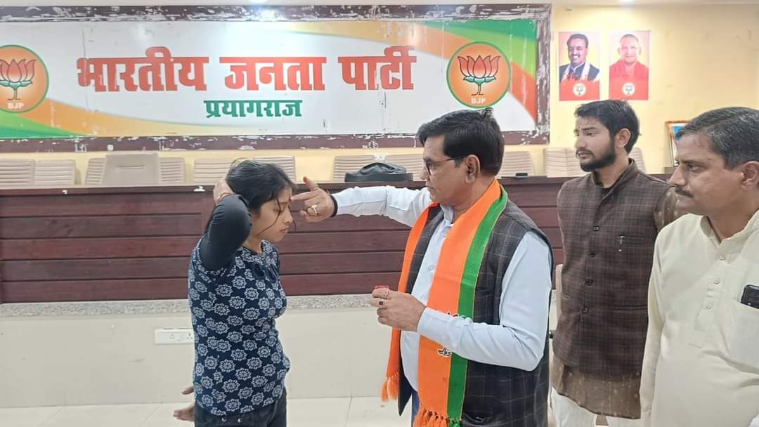 rajendrambjp's tweet photo. फूल नही चिंगारी है।
हम भारत की नारी हैं।।
आज महानगर कार्यालय, सिविल लाइंस में कांग्रेस अध्यक्ष राहुल गांधी द्वारा नारी शक्ति के अपमान में की गई टिप्पणी के विरोध में नारी सम्मान कार्यक्रम किया गया 
@dileeppatelbjp 
@kpmaurya1 
@BJP4UP https://t.co/8YLmE3pwJn