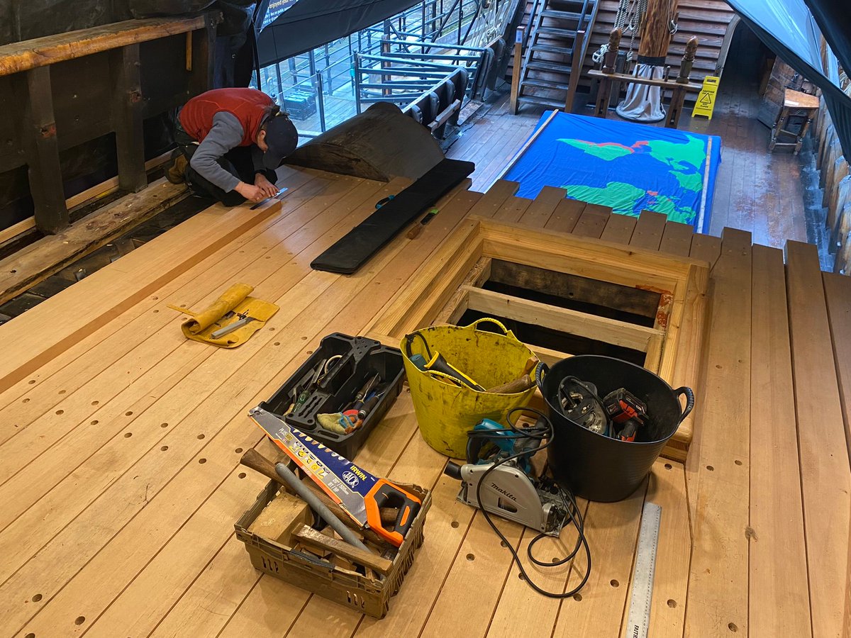 GoldenHinde_'s tweet image. It’s all hands on deck for our shipwright team as they finish the foredeck planking. Find out more about what they’ve been up to and why Tudor galleons look like ‘floating castles’: buff.ly/3TsTh2r 
#Shipwright #Foredeck #Galleon #Refit #AllHandsOnDeck"