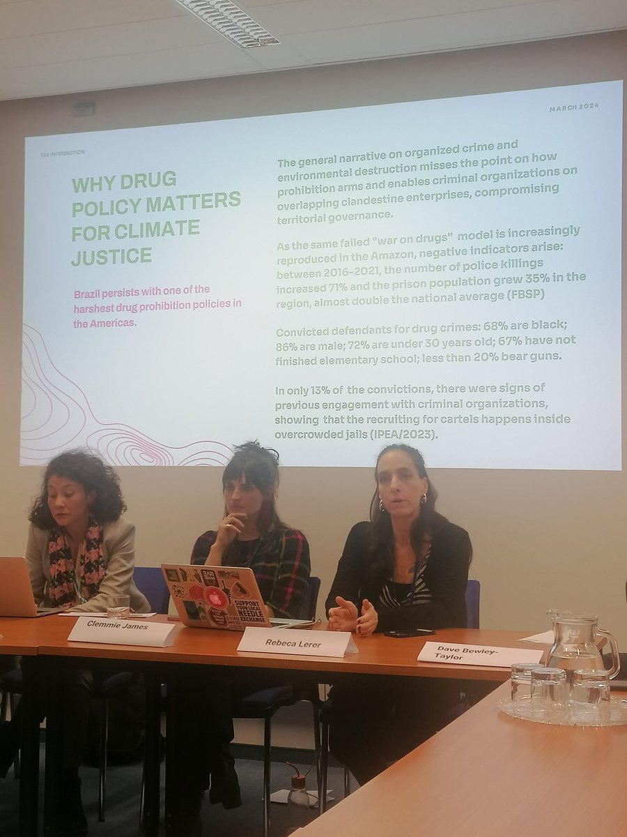 'Drug prohibition empowers environmental crime' 
Vi er på #CND67 og deltar på et arrangement om klima, Amazonas og ruspolitikk. Du lurer kanskje på hva sammenhengen mellom disse temaene er? Kort tråd.