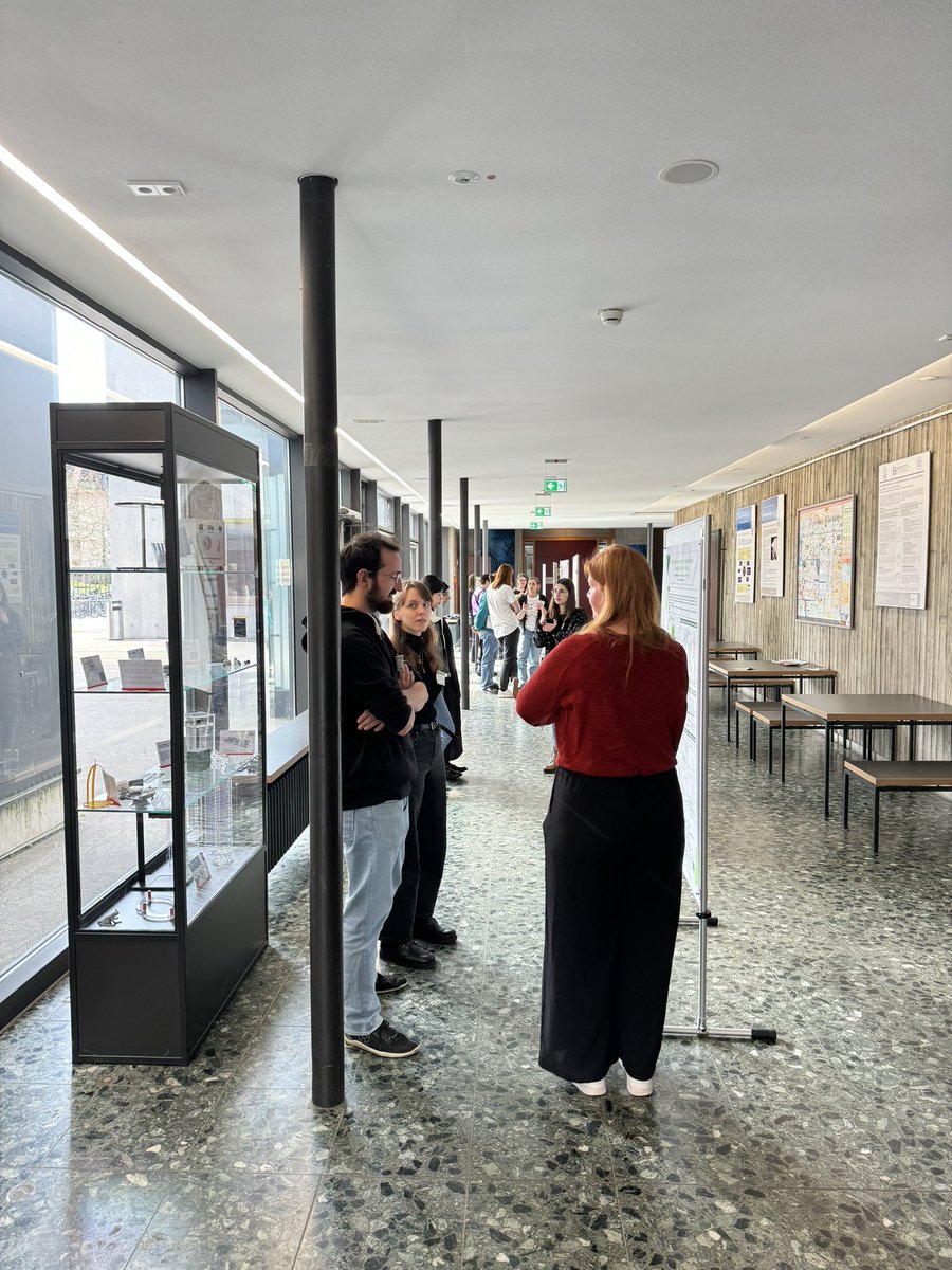 After lunch, we are now having our first poster speed dating session and discussing the research projects with each other🧐