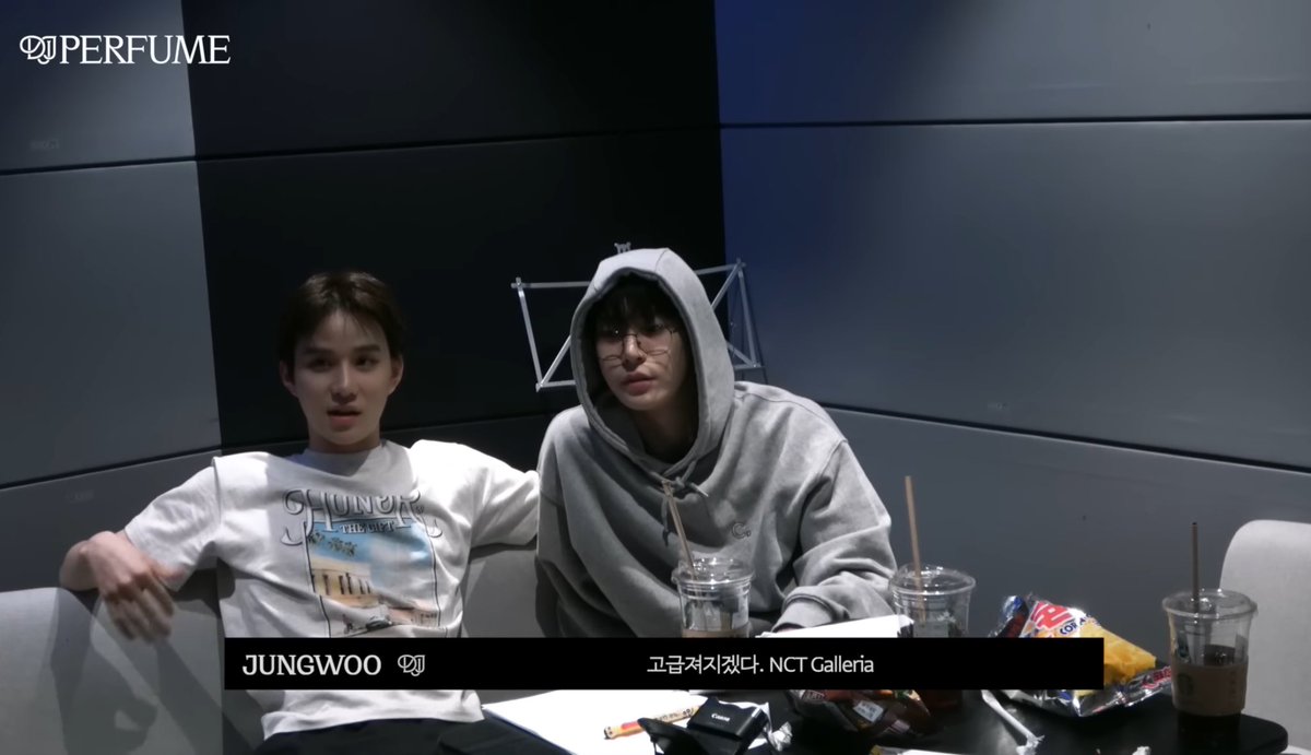 아 ㅆㅂ 다시봐도 존나웃김
조금전까지 타이틀 퍼퓸이니까 고급진 컨셉으로 가자 이런얘기 했더니 그룹명 정할때

정우: 고급져지겠다. 엔시티 갤러리아.